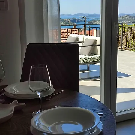 Eleven Apartment *
